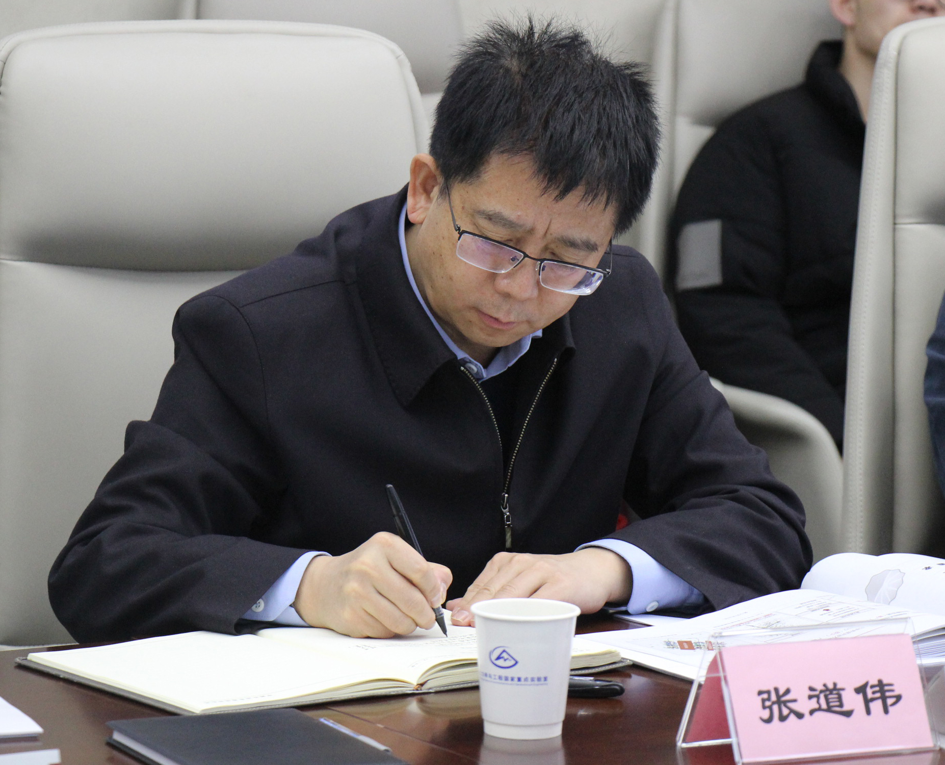 中石油西南油气田公司党委书记,总经理张道伟一行来武汉岩土所交流访